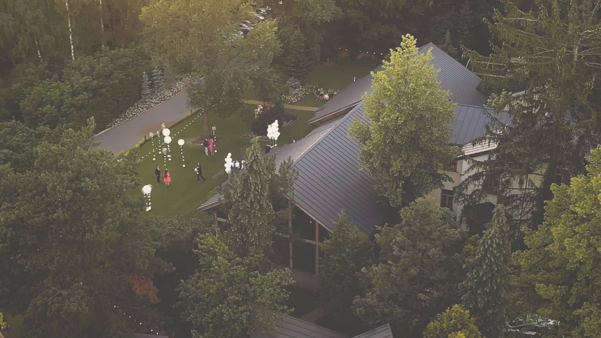dron-film-slubny-kamerzysta ujęcia z drona w filmie ślubnym